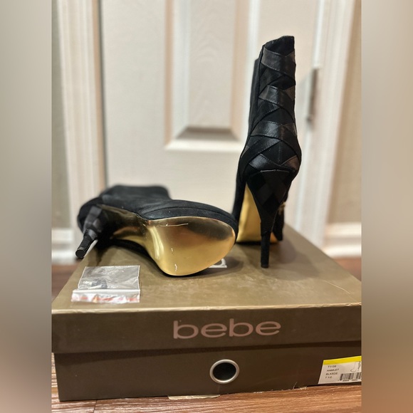 Size 8 suede peep toe bootie - Picture 1 of 5